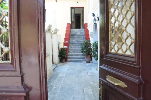 uma entrada para uma casa com uma porta e escadas em Christina Guest House em Mystras