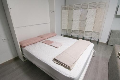 una habitación de hospital con una cama con toallas. en Loft Centro Huelva, en Huelva