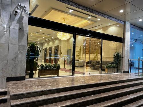 a building with stairs in front of a store at فندق الخلفاء الماسي in Makkah