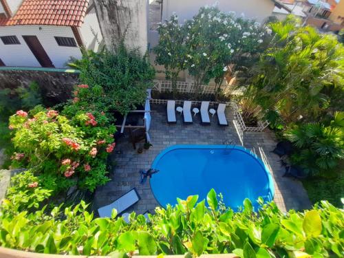 an overhead view of a swimming pool with chairs and plants at Pousada Beijos y Abraços in Natal