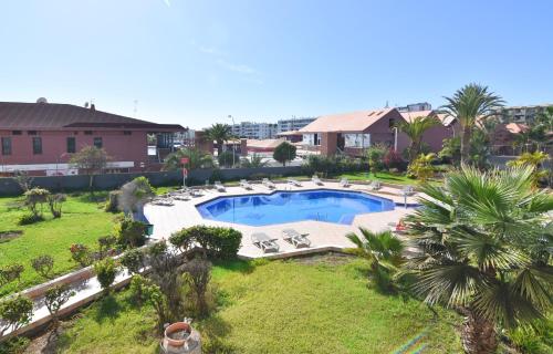 einen Blick über einen Pool im Hof in der Unterkunft Bayuca 107 Yumbo Center By Pride Holiday Rentals in Maspalomas