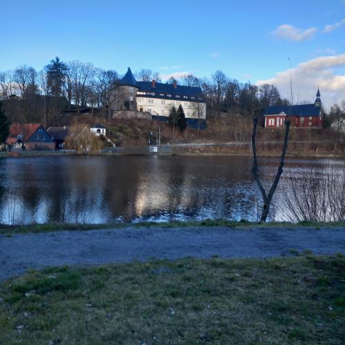 Bungalow kleine Auszeit في Stiege: a body of water with a building in the background