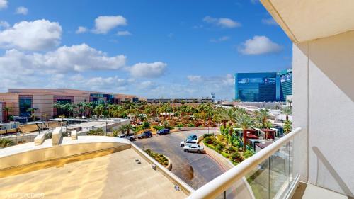 uma vista da cidade a partir da varanda de um edifício em LADY LUCK'S VISTA - Private Balcony - Full Kitchen - Two Full Baths - Jetted Tub - Full MGM Grand Resort Access w No Resort Fee at MGM Signature em Las Vegas