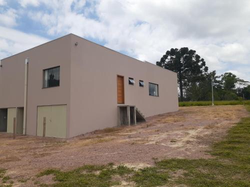 El edificio en el que está la habitación en casa particular