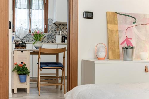 a small kitchen with a table and a chair at Nel cuore del rione del Drago in Pistoia