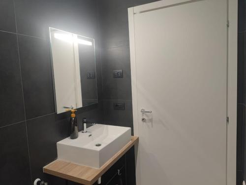 y baño con lavabo blanco y espejo. en A Casa Mia 2.0, en Saronno