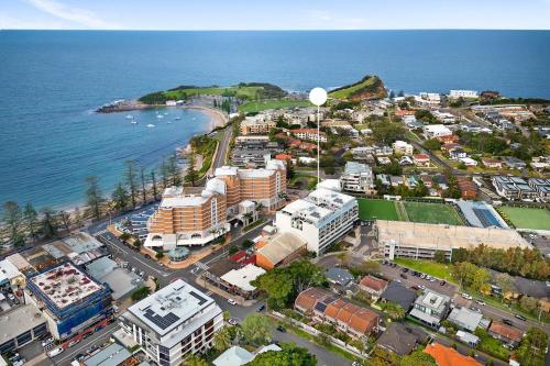 eine Luftansicht einer Stadt am Meer in der Unterkunft Modern & Cozy Unit Just Steps from Terrigal Beach in Terrigal