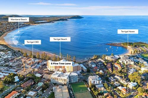 eine Luftansicht auf eine Stadt und das Meer in der Unterkunft Modern & Cozy Unit Just Steps from Terrigal Beach in Terrigal