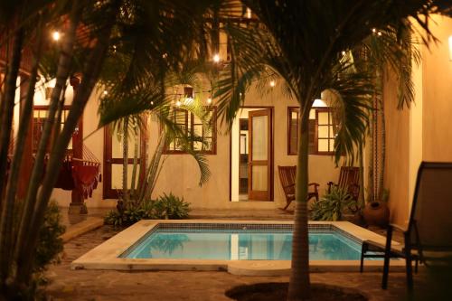 The swimming pool at or close to Hostal Azul