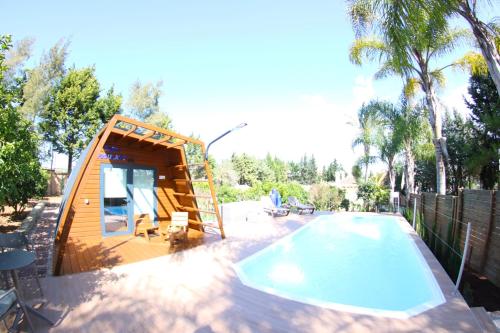 una casa pequeña junto a una piscina en Fazenda Viegas, en Lagos