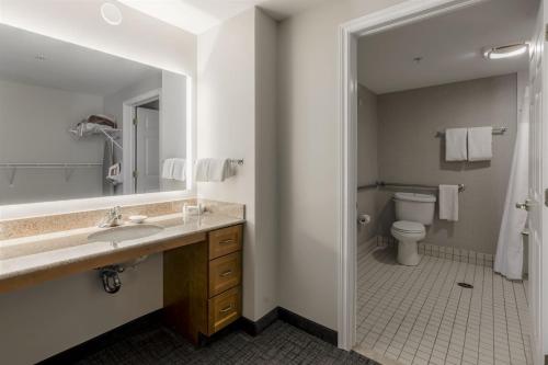 Bathroom sa Residence Inn by Marriott Halifax Downtown