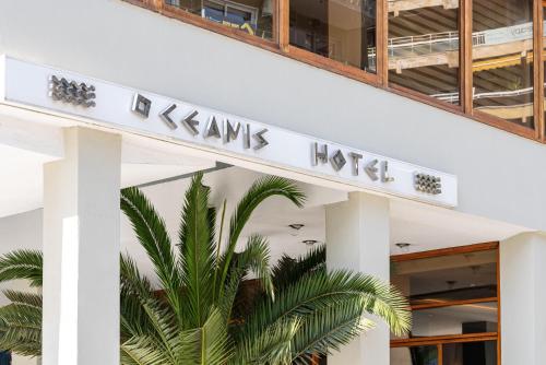 ein Schild für das kennedy Hotel vor einem Gebäude in der Unterkunft Oceanis Hotel in Kavala