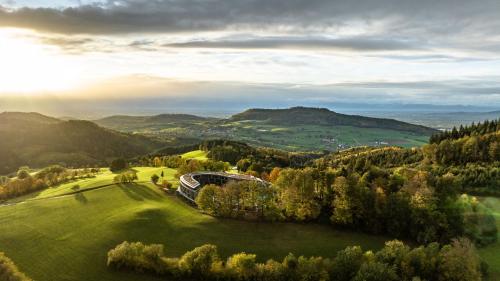 um edifício num campo verde nas montanhas em Luisenhöhe - Gesundheitsresort Schwarzwald em Horben