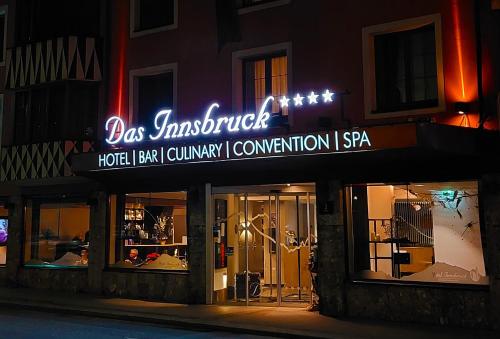 ein Restaurant mit einem Neonschild davor in der Unterkunft Hotel Innsbruck in Innsbruck