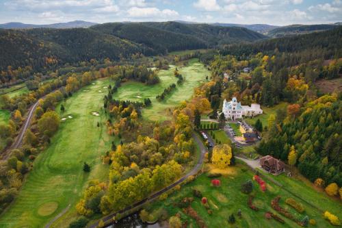 eine Luftansicht eines Hauses auf einem Feld mit Bäumen in der Unterkunft Hotel U Zámečku Cihelny in Karlsbad