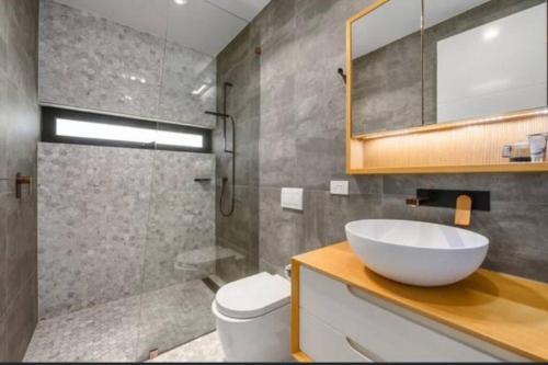 Casa De Mork - Entire 3 Storey Beach Villa tesisinde bir banyo