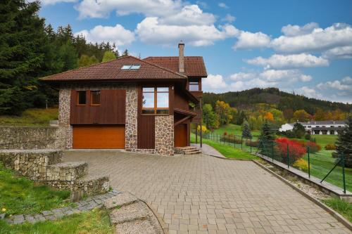 une petite maison avec une allée en briques dans l'établissement Hotel Villa Golf Cihelny, à Karlovy Vary