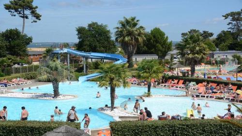 Piscine de l'établissement Mobil home tout confort au Camping Les Viviers, Cap Ferret ou située à proximité