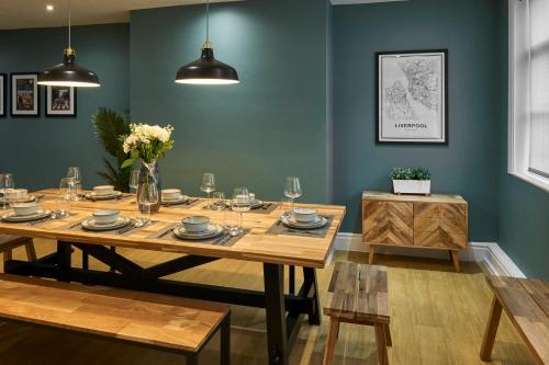 una sala da pranzo con tavolo in legno e fiori di Host & Stay - The Georgian Quarters at Falkner Street a Liverpool