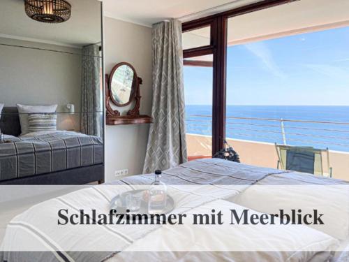 Una cama o camas en una habitación de Premium Ferienwohnung mit Meerblick