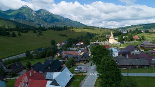 - une vue aérienne sur un petit village dans les montagnes dans l'établissement Drevenica Diana, à Ždiar