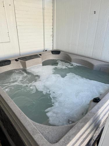 eine Whirlpool-Badewanne mit Schnee und Eis in der Unterkunft Beautiful Bungalow on Main in Madison