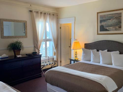 een slaapkamer met een groot bed en een raam bij Kennedy House in Saint Andrews