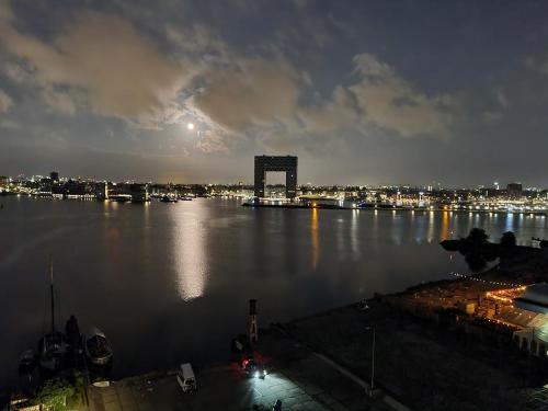 vista su una grande pozza d'acqua di notte di Crane Hotel Faralda ad Amsterdam