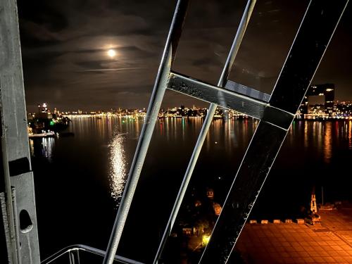 vista sull'acqua di notte da un ponte di Crane Hotel Faralda ad Amsterdam