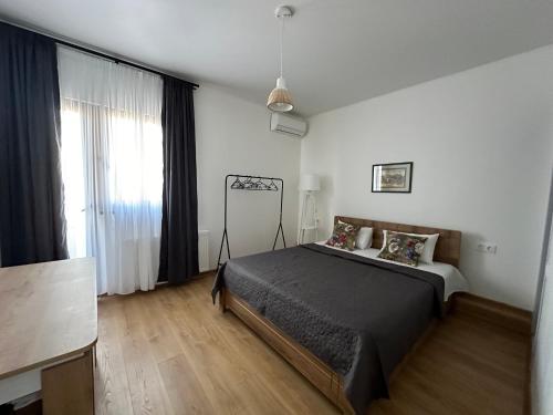 una camera con un letto e una grande finestra di Hotel Home a Tbilisi City