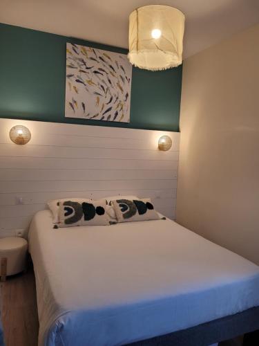 - une chambre avec un lit et 2 oreillers dans l'établissement Hôtel Le Rivage vue sur mer - Châtelaillon-plage, à Châtelaillon-Plage