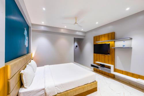 Cama ou camas em um quarto em FabHotel Prime Opulence