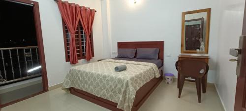 1 dormitorio con 1 cama, 1 silla y 1 ventana en Pranav 4 Seasons, en Munnar