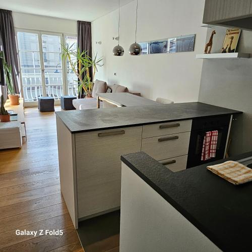 een keuken met een aanrecht en een fornuis top oven bij Ka.La Apartment in Bolzano