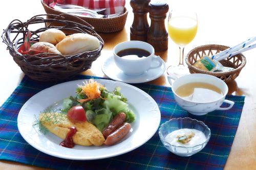 une table avec une plaque de nourriture sur une table dans l'établissement Lake village donaludo Pension, à Kitashiobara