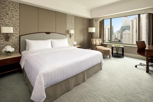 Cama ou camas em um quarto em Shangri-La Jakarta