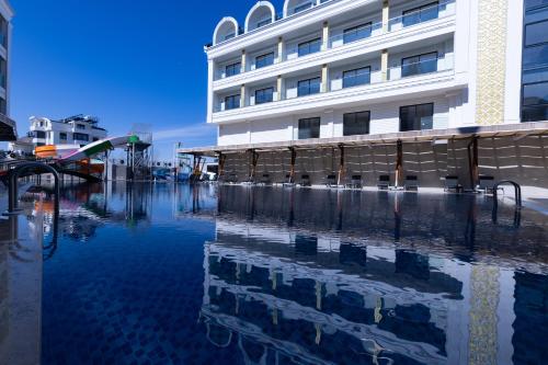 uma piscina em frente a um edifício em Belenli Resort Hotel em Belek