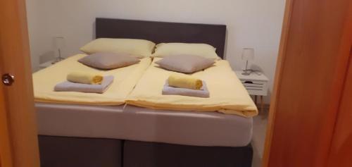 ein Bett mit zwei Kissen darüber in der Unterkunft Guesthouse Sara in Grabovac