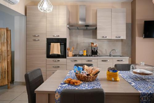 Una cocina o kitchenette en "Il Vecchio Salone" appartamento in pieno centro con garage privato