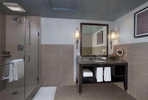 Un baño de Hyatt Centric The Woodlands