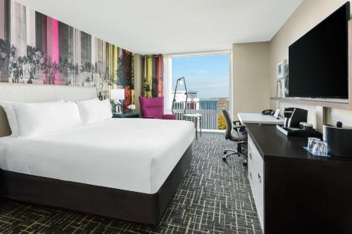 โทรทัศน์และ/หรือระบบความบันเทิงของ Hyatt Centric Arlington