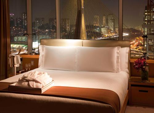 Schlafzimmer mit einem Bett und Stadtblick in der Unterkunft Grand Hyatt São Paulo in São Paulo