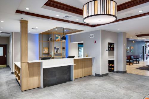 un hall avec un bar dans un bâtiment dans l'établissement Hyatt House Boston Waltham, à Waltham