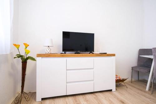 un escritorio blanco con TV encima en Apartman Sweet home, en Humenné