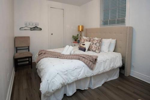 新奥尔良5 BR - Sleeps 10! Best Location next to French Quarter!的卧室配有带枕头的大型白色床