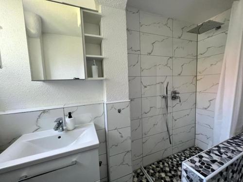 A bathroom at Jennis Bi-Bi 2 bedrooms Apartment