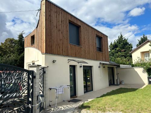 a building with a wooden roof on top of it at Sara in Aulnay-sous-Bois