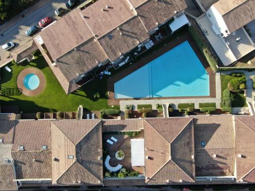 - une vue sur le toit d'une maison avec piscine dans l'établissement La Sciumara Resort Palau, à Palau