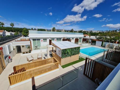 eine Luftansicht eines Hauses mit Pool in der Unterkunft MAR BIANCO - Gay Men Only in Maspalomas