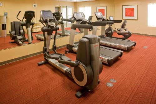 un gimnasio con varias cintas de correr y máquinas elípticas en Hyatt Place Santa Fe, en Santa Fe